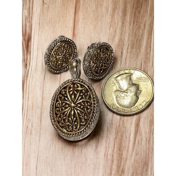 Two tone floral Pendant & Earrings set silver gold tone - Picture 2 of 7